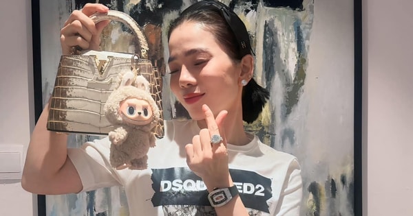 'Choáng' với bộ sưu tập kim cương 'khủng' của nữ ca sĩ yêu tình trẻ kém 12 tuổi