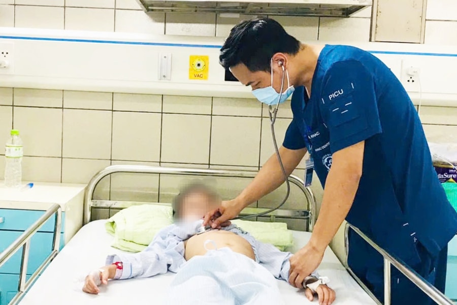 Tự uống cả chục loại thuốc trị ho, bé trai 7 tuổi sốc phản vệ nguy kịch