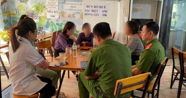 Rùng mình một quán bún bò Huế ở Hà Nội để khu vực chế biến bị ứ đọng rác thải, không che kín