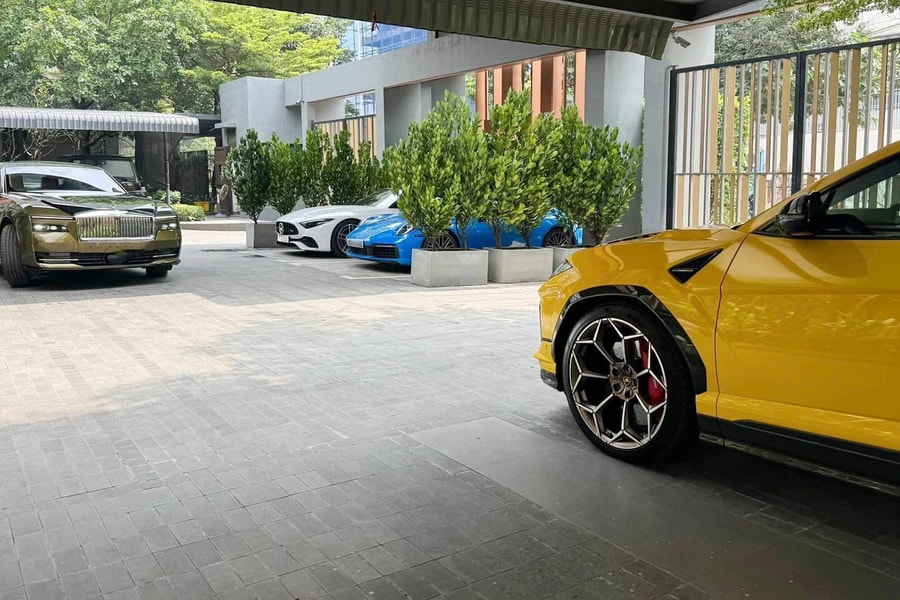 Lộ diện dàn siêu xe trị giá 60 tỷ của đại gia Sài Gòn, có xe giống của Minh Nhựa