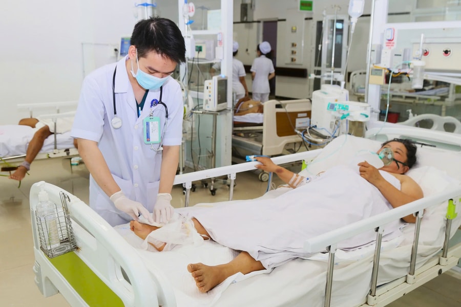 Đến thầy lang chữa rắn cắn, người phụ nữ bị hoại tử chân, suy đa tạng