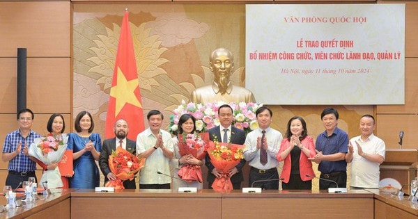 Tổng Thư ký Quốc hội, Chủ nhiệm Văn phòng Quốc hội Bùi Văn Cường trao quyết định bổ nhiệm cán bộ