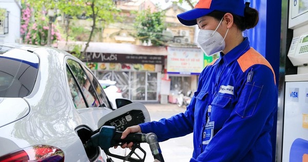 Giá xăng dầu lại giảm nhẹ sau phiên tăng mạnh hơn 1.200 đồng/lít