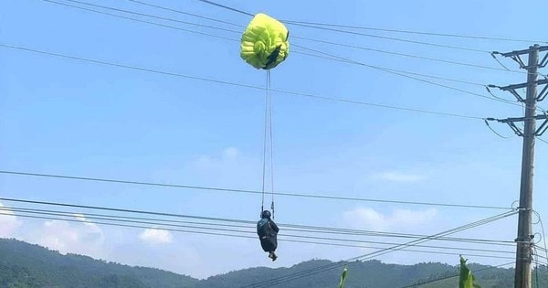 Người đàn ông mắc kẹt trên đường điện cao thế khi đáp dù lượn ở Hòa Bình