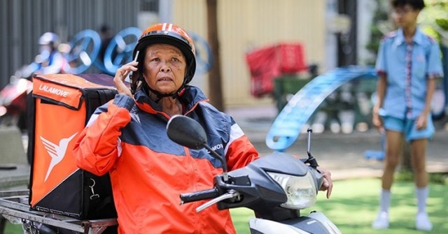 Câu chuyện xúc động đằng sau “hiện tượng mạng” của bà ngoại U70