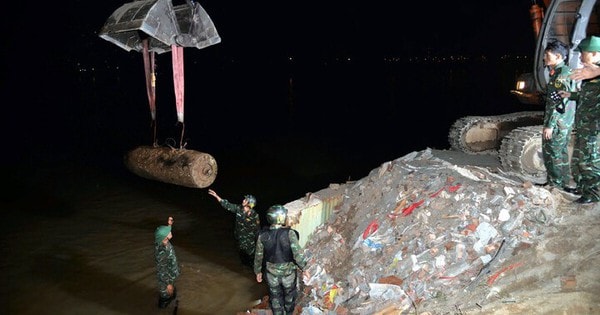 Trục vớt quả bom nặng hơn 1,3 tấn gần cầu Long Biên