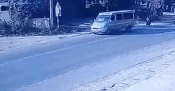 Ngã xuống đường sau va chạm với xe khách, người đi xe máy bị xe tải cán trúng