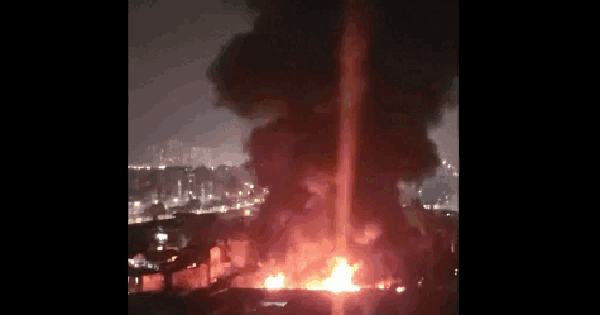 Hà Nội: Xuyên đêm khống chế đám cháy nhà kho đồ chơi trẻ em ở Hoàng Mai