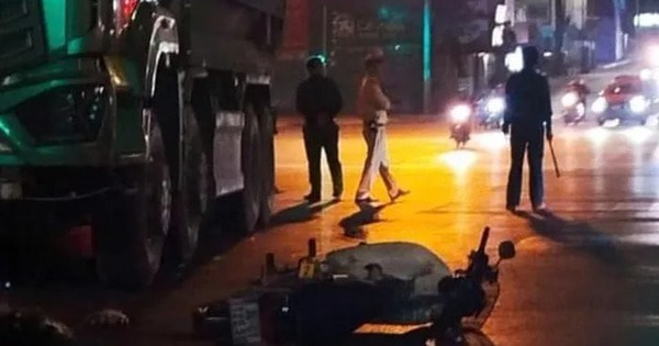 Hà Nội: Xe máy va chạm với xe tải khiến 2 người thương vong
