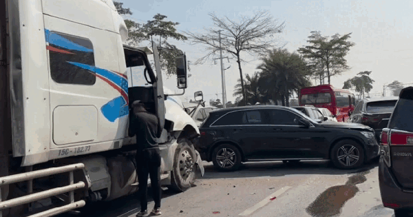 Hà Nội: Tài xế xe container buồn ngủ, gây tai nạn liên hoàn trên đường Trường Sa