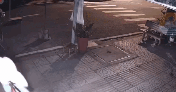 Xe taxi điện phóng như 'bay', lao thẳng vào nhà dân bên đường