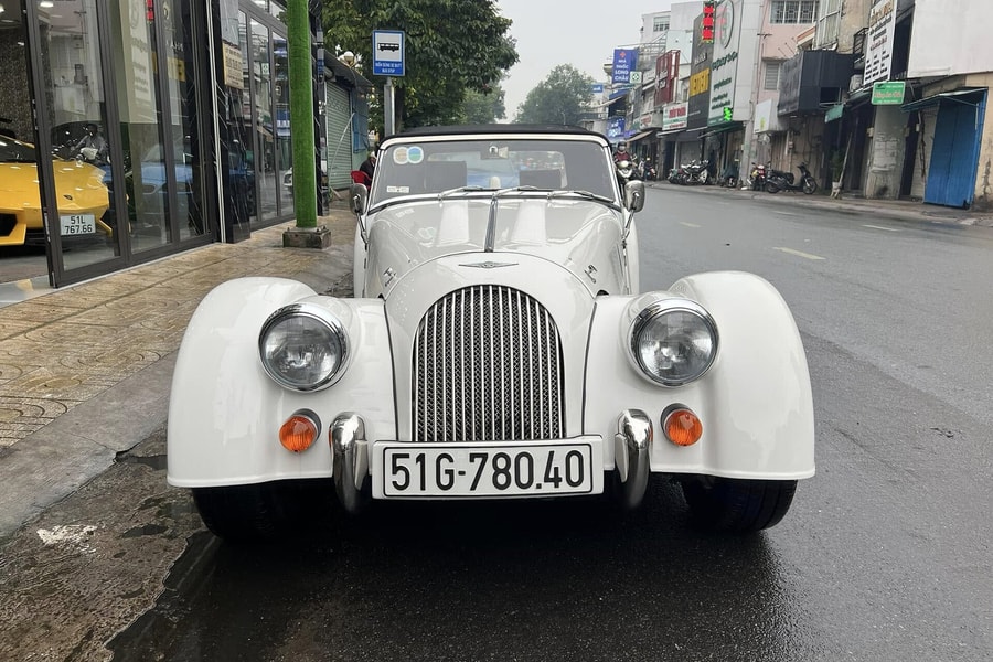 Ông Đặng Lê Nguyên Vũ lần đầu mang xe mui trần Morgan ra phố sau 10 năm về nước