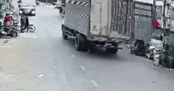 Bất cẩn khi di chuyển, xe tải để cửa thùng hàng va vào người đi đường, gây chấn thương nặng
