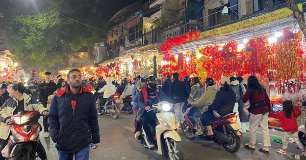 Hình ảnh phố Hàng Mã rực rỡ sắc màu trước Giáng sinh