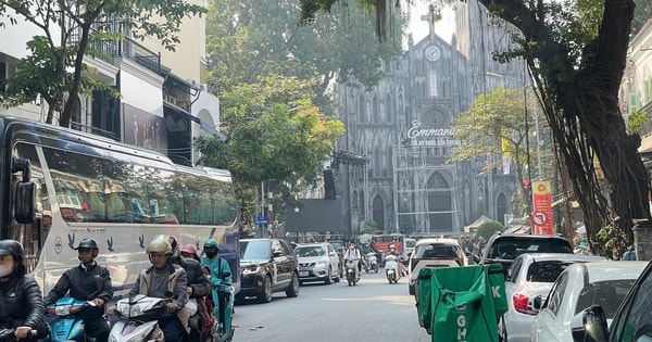 Nhà thờ Lớn Hà Nội lung linh trước đêm Giáng Sinh, thu hút đông đảo du khách đến chiêm ngưỡng