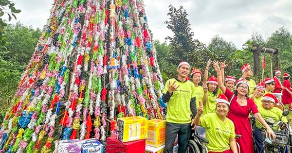 Cây thông Noel độc đáo cao 8 mét làm từ vỏ gói mì tôm, bao nilon