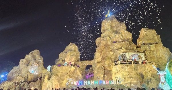 Người dân thích thú check-in hang đá làm từ 5.000 cây tre dịp Giáng sinh