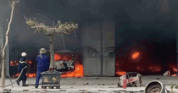 Hà Nội: Chập điện khoang máy ô tô gây cháy cả gara ở Đan Phượng