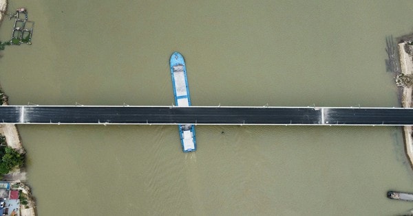 Sau hơn 2 năm thi công, cầu Đống Cao ở Nam Định đã thảm nhựa và hẹn ngày thông xe