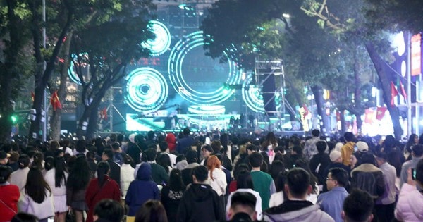 'Biển người' ùn ùn kéo về bờ hồ Hoàn Kiếm trước giờ Countdown