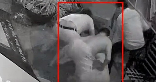 Tạm giữ 3 đối tượng đánh tài xế taxi rồi hỏi 'Mày biết tao là ai không?'