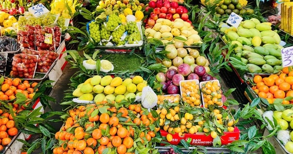 Hoa quả bày mâm lễ tăng cao cận Tết khiến nhiều người phải ‘giật mình’