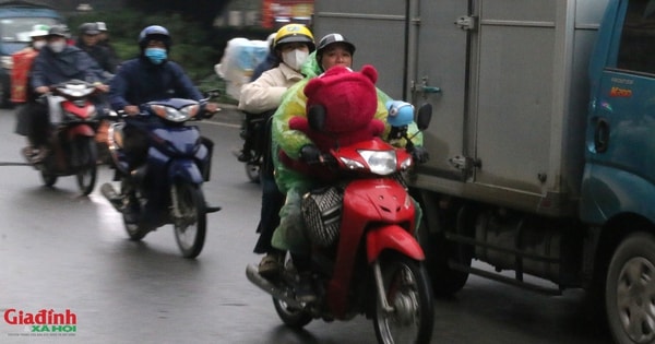 Người dân 'tay xách, nách mang' rời Thủ đô về quê ăn Tết