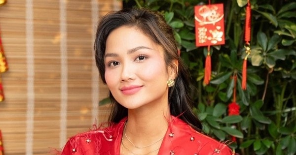 Lì xì vàng cho mẹ, ăn 2 đòn bánh tét và điều đặc biệt về Tết của hoa hậu H'Hen Niê