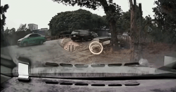 Khoảnh khắc xe ô tô con bất ngờ lao xuống sông, khiến 7 người tử vong ở Nam Định