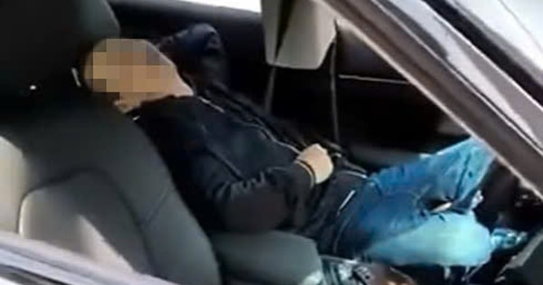 Hà Nội: Thấy xe ô tô đỗ quá lâu bên lề đường, người dân kiểm tra thì phát hiện tài xế đã tử vong