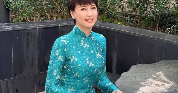 Mẹ vợ Đoàn Văn Hậu diện áo dài khiến dân tình trầm trồ vì quá trẻ trung ở tuổi U50