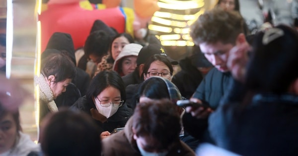 Trước ngày vía Thần tài, người dân 'đội mưa', kiên nhẫn xếp hàng gần 1 giờ đồng hồ để mua vàng cầu may