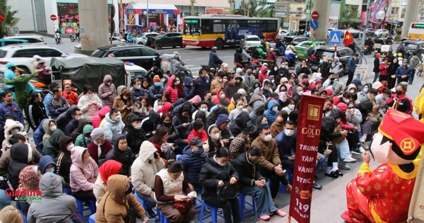 Hà Nội: Người dân xếp hàng chật kín vỉa hè để mua vàng ngày vía Thần Tài