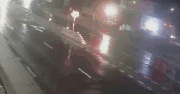 Khoảnh khắc xe khách lao vào dải phân cách khiến hàng chục người thương vong ở Phú Yên