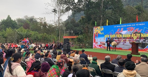 Hàng nghìn du khách, đồng bào dân tộc tham gia lễ khai hội đền Suối Tiên