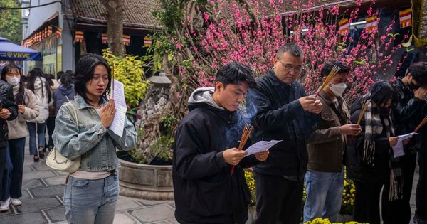 Giới trẻ nô nức đến chùa Hà cầu duyên trước ngày 14/2