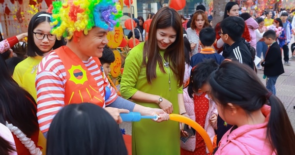 Học sinh tiểu học thích thú trải nghiệm văn hóa truyền thống thông qua Hội chợ Xuân