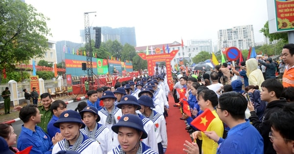 TP Hồ Chí Minh: Xúc động cảnh người thân đội mưa tiễn tân binh lên đường nhập ngũ