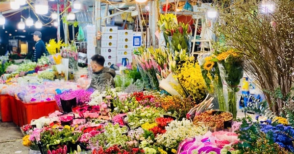 Chợ hoa lớn nhất Thủ đô tấp nập nhập hàng phục vụ khách dịp Valentine