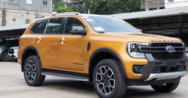 Giá lăn bánh Ford Everest mới nhất rẻ không tưởng còn kèm ưu đãi, Toyota Fortuner và Hyundai Santa Fe không theo kịp doanh số