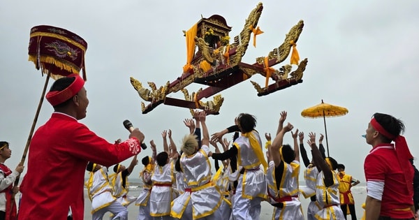 Độc đáo cảnh tung kiệu trong lễ cầu ngư ở xứ Nghệ