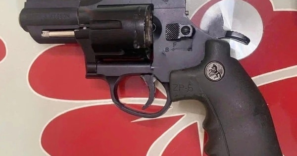 Vác súng đi tìm người yêu cũ để níu kéo tình cảm