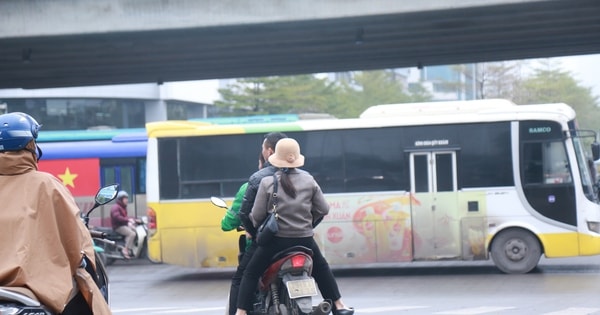 Người tham gia giao thông ở Hà Nội vẫn 'quên' đội mũ bảo hiểm, leo vỉa hè bất chấp quy định