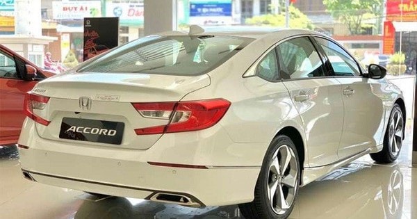 Giá lăn bánh Honda Accord mới nhất siêu rẻ, giảm tới 250 triệu đồng, Toyota Camry, Mazda 6 lo  không so kịp doanh số