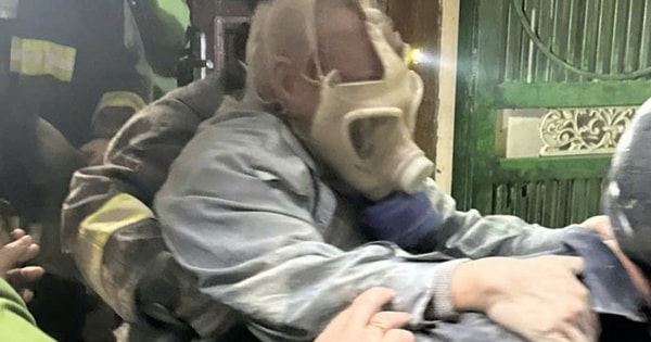 Hà Nội: Kịp thời giải cứu cụ ông 78 tuổi trong đám cháy tại quận Thanh Xuân