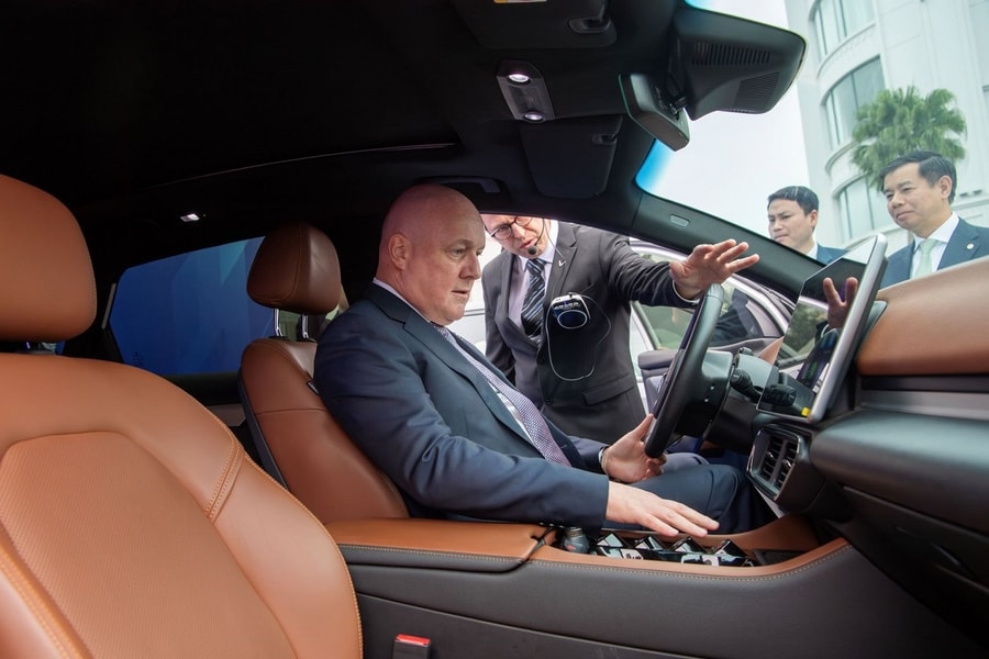 Thủ tướng New Zealand trải nghiệm, khen ngợi dàn xe điện VinFast