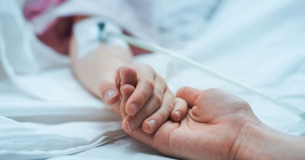 Bé 7 tuổi đột quỵ ngay khi đang chơi cầu trượt, bác sĩ chỉ rõ nguyên nhân