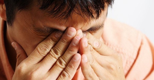 Vào viện sau những cơn đau đầu khó chịu, người đàn ông bất ngờ biết mình bị bệnh lý tình dục nguy hiểm lây lan lên mắt