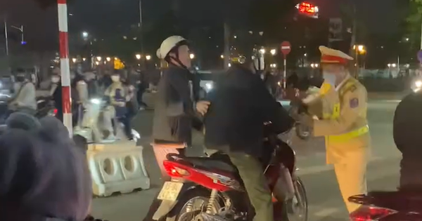 Gã đàn ông bất ngờ đấm vào mặt chiến sĩ công an khi bị 
yêu cầu kiểm tra nồng độ cồn