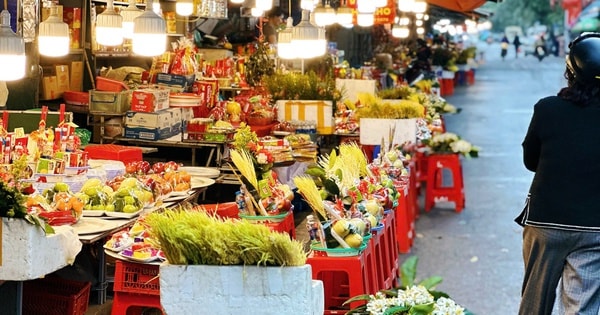 Thời tiết mưa phùn khó chịu, người dân vẫn nô nức đi Phủ Tây Hồ cầu may